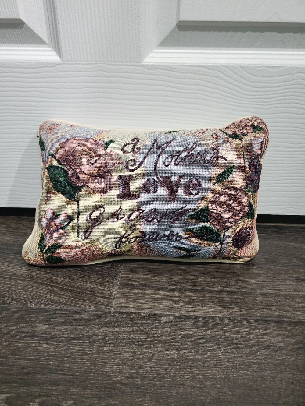 Floral 'A Mother's Love Grows Forever' Decorative Throw Pillow - Pink